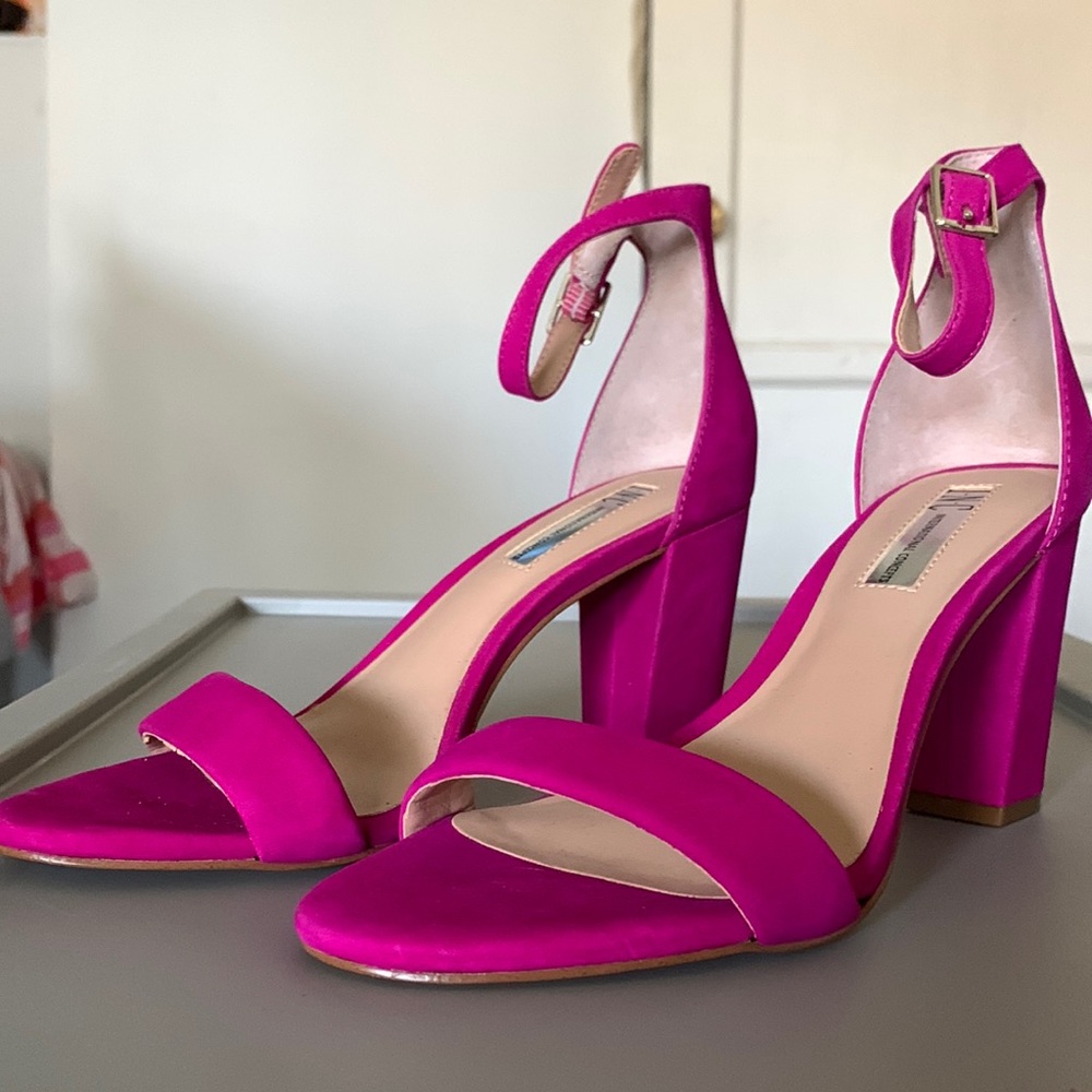 MAGENTA HEELS